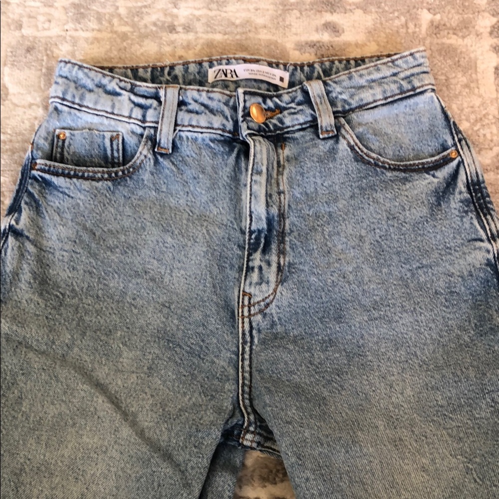 Light Washed High Rise Zara Jeans (US-2) - Picture 3 of 5